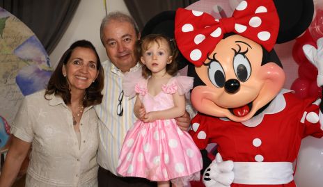 Mónica Alcalde y Federico Garza con su nieta Paula.