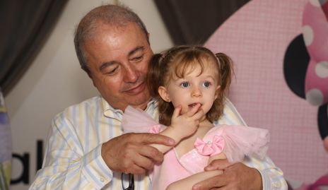  Federico Garza con su nieta Paula.