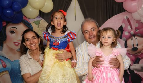  Mónica Alcalde y Federico Garza con sus nietas Lucila y Paula.