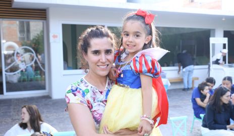  Mariana De Luna con su sobrina Lucila.