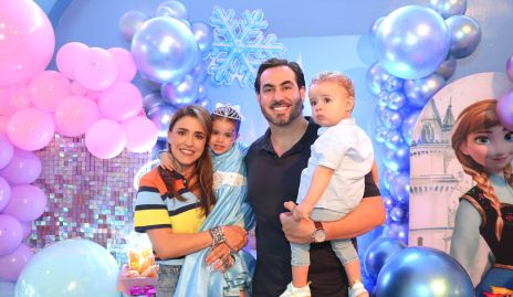  Gerardo Chevaile y María José Hernández con sus hijos Alenca y Pablo.