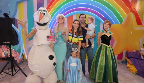  Gerardo Chevaile, María José Hernández, Alenca y Pablo Chevaile con los personajes de Frozen.