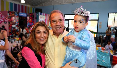  Nuria Lozano y José Luis Hernández con su nieta Alenca Chevaile.