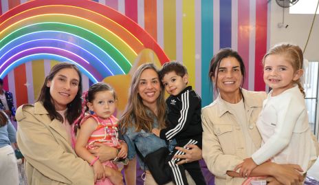  Sofía Villaseñor, Melissa Compean y Fer Gómez con sus hijos.