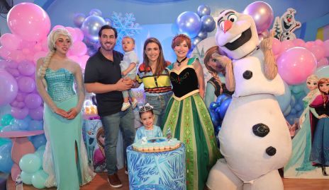  Gerardo Chevaile, María José Hernández, Alenca y Pablo Chevaile con los personajes de Frozen.