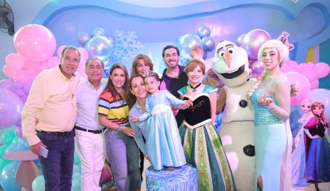  Alenca Chevaile con sus papás, abuelos y personajes de Frozen.