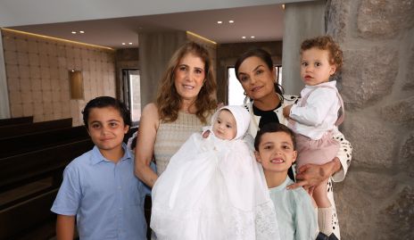  Mónica Hernández y Adriana Díaz Infante con sus nietos.