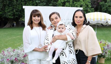  Patricia Díaz Infante, Adriana Díaz Infante y Angélica Díaz Infante con Marina.