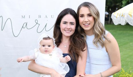  Paulina Aldrett y Mónica Torres con Marina.