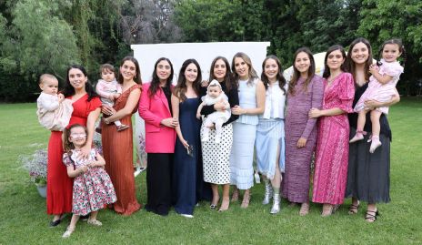  Mónica Torres con sus amigas y sus hijas.