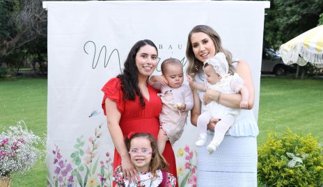  Paola Córdova y Mónica Torres con sus hijas.
