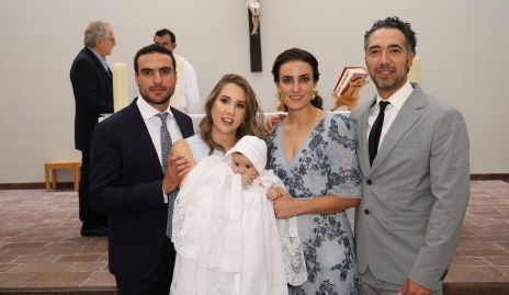  Marina con sus papás Manuel Saiz y Mónica Torres y sus padrinos Fernanda Saiz y Wilfrido Martínez.