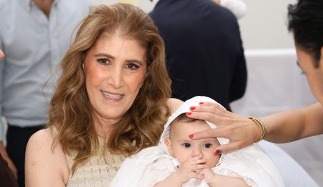  Mónica Hernández con su nieta Marina.