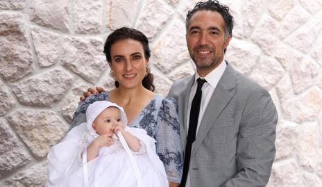  Fernanda Saiz y Wilfrido Martínez con su ahijada Marina.