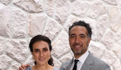  Fernanda Saiz y Wilfrido Martínez con su ahijada Marina.