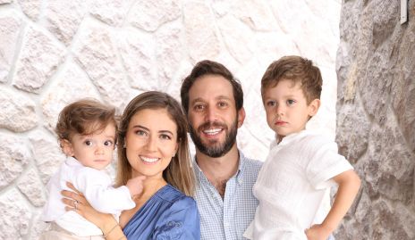  Elizabeth Treviño y Andrés Torres con sus hijos Jerónimo, Paula y Andrés.