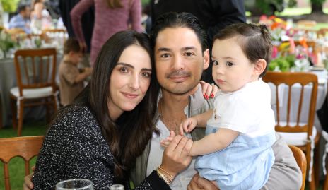  Mariana Alcalá y Miguel Torres con su hijo Miguel.