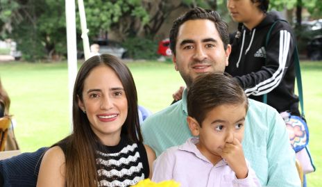  Ale Ascanio y Sebastián Villasana con su hijo Sebastián.