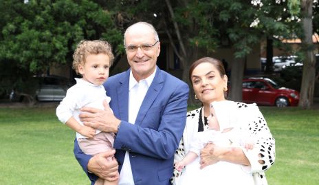  Carlos Saiz y Adriana Díaz Infante con sus nietos José Manuel y Marina.