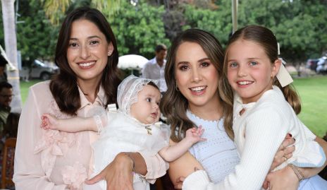  Daniela Yamín y Mónica Torres con sus hijas.