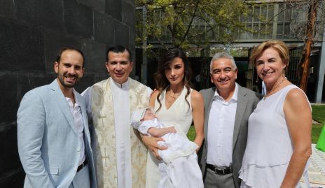  José Martín Alba, Pbro. Rubén Pérez, Gemma Loredo, Tomás Loredo y Ana María Ferrari con Emma.