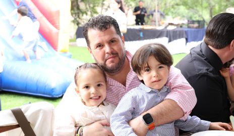  Santiago Meade con sus hijos Marina y Gastón.