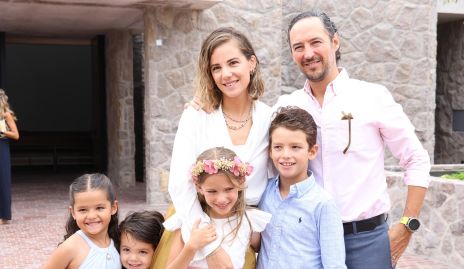  Montserrat Martell y Julián Ramírez con sus hijos y Regina.