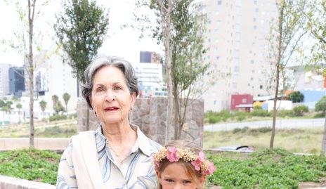 Guillermina Ávila con sus nietas Regina y Luisa Guerra.
