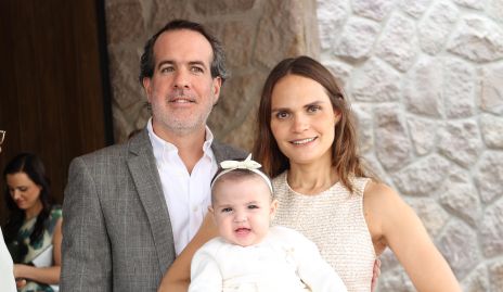  Herbert Trampe y Miriam García con su ahijada Camila Delsol.
