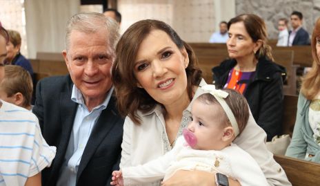  Patricia Yarza y Gerardo García con su nieta Camila Delsol.