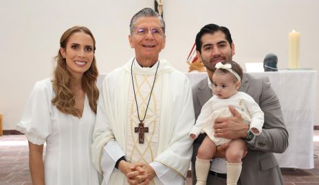  Ana Sofía García y Gibran Delsol con su hija Camila Delsol.