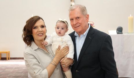  Patricia Yarza y Gerardo García con su nieta Camila Delsol.