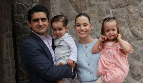  Daniel Valadez y Barbara Portales con sus hijos Roberto y Eugenia.