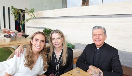  Sofía García, Patricia García y Pbro. Gustavo García.