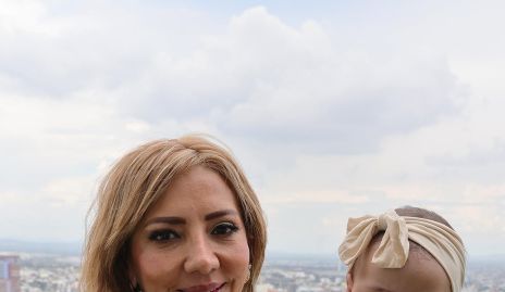  Lucía Gabriela Revuelta con su nieta Camila.