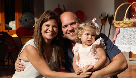  María José Díaz Dibildox y Jorgen Pedersen con su hija Mía.