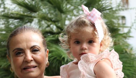  Dora Cabrera con su nieta Mía.