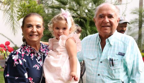 Dora Cabrera y Javier Dibildox con su nieta Mía.