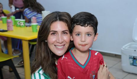  Martha Elena de la Rosa con su hijo Lorenzo Dauajare.