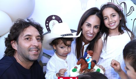 Daniel Enríquez y Gloria Leal con sus hijos Lorenzo  y Roberta.