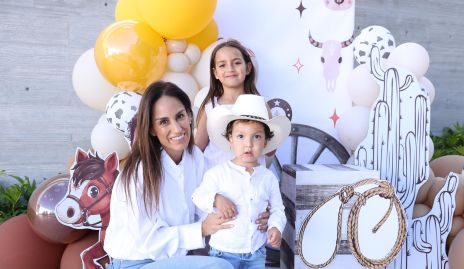  Gloria Leal con sus hijos Lorenzo  y Roberta.