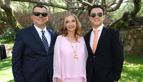  Alejandro Parra, Raquel González y Juan Pablo Parra, papás y hermano del novio.