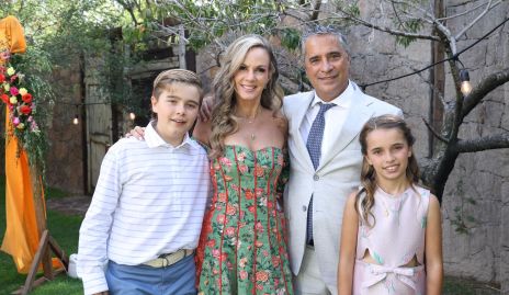  Elsa Paz y Juan Antonio Reverte con sus hijos Julián y Elena.