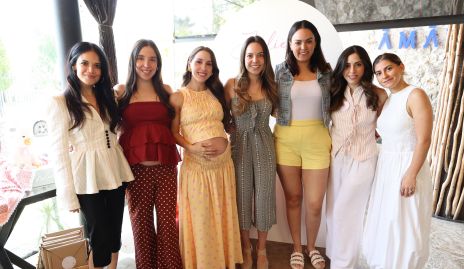  Ana Gaby Ibarra con sus amigas.