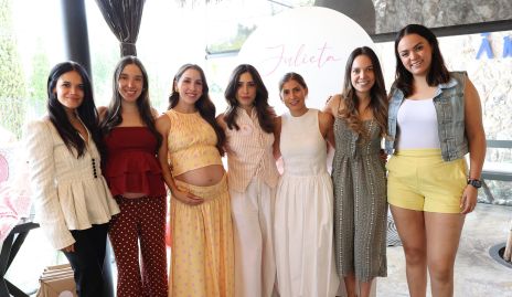  Ana Gaby Ibarra con sus amigas.