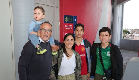  María de los Ángeles, Santiago, Roberto, Juan Pablo y Juan Carlos Mora.