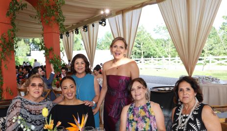  Toyita Villalobos con sus amigas.