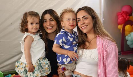  Ana Sofía Muñiz y Antonella González, Romina Reverte y José Paulo Medina.
