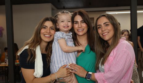  Ana Sofía Muñiz, Fer Loza y Romina Reverte con Luciana.