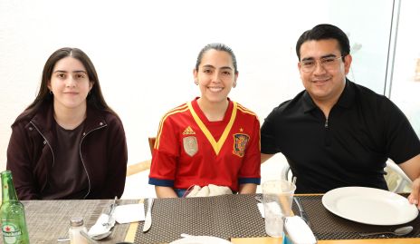  Marifer Cansino,  Sara Cansino y Miguel Ortiz .